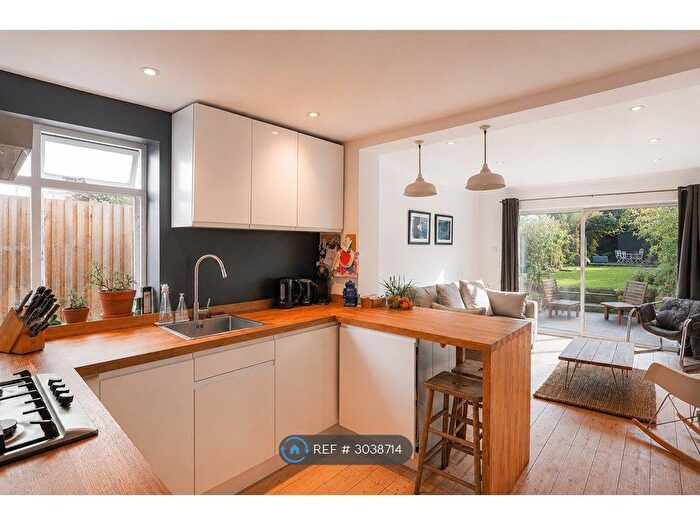 2 Bedroom Flat To Rent In Dunstans Road, London, SE22