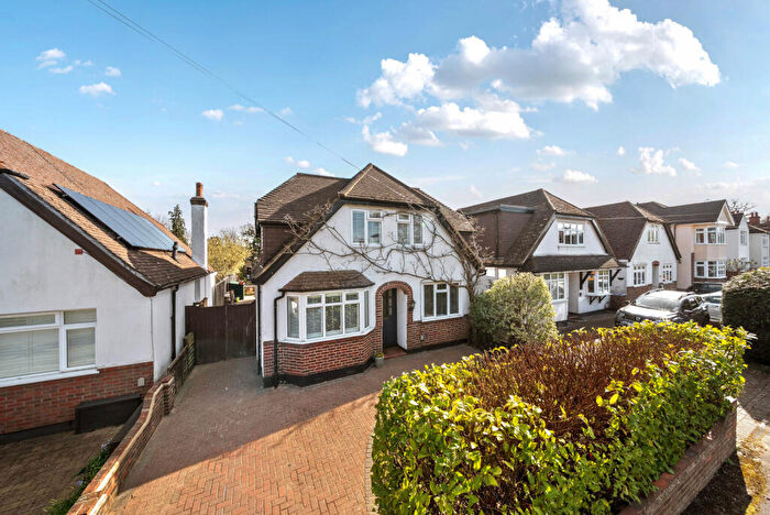 4 Bedroom Detached House For Sale In Hollies Avenue, West Byfleet, KT14