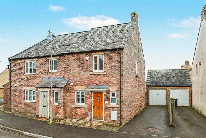 2 Bedroom End Of Terrace House For Sale In Appleford Drive, Carterton, Oxfordshire, OX18