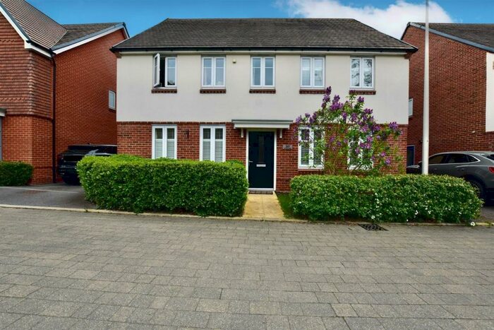 4 Bedroom House To Rent In London Road, Wokingham, RG40