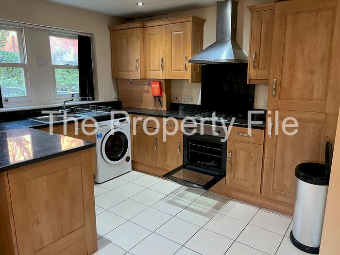 2 Bedroom Flat To Rent In Edge Lane, Chorlton, M21