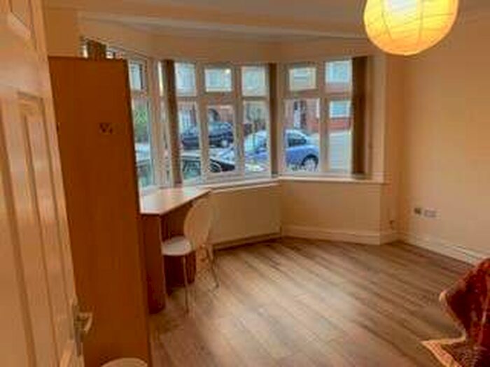 3 Bedroom Flat To Rent In Ripstone Gardens - Highfeild - Southampton, SO17