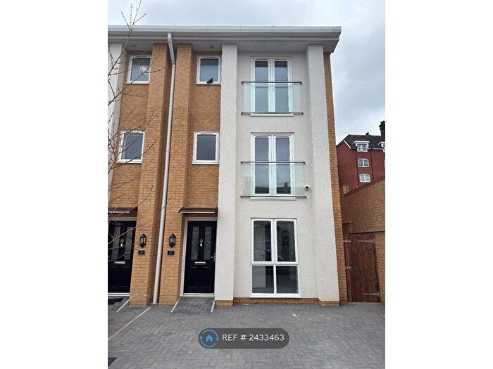 4 Bedroom Semi-Detached House To Rent In King Edward Road, Chatham, ME4