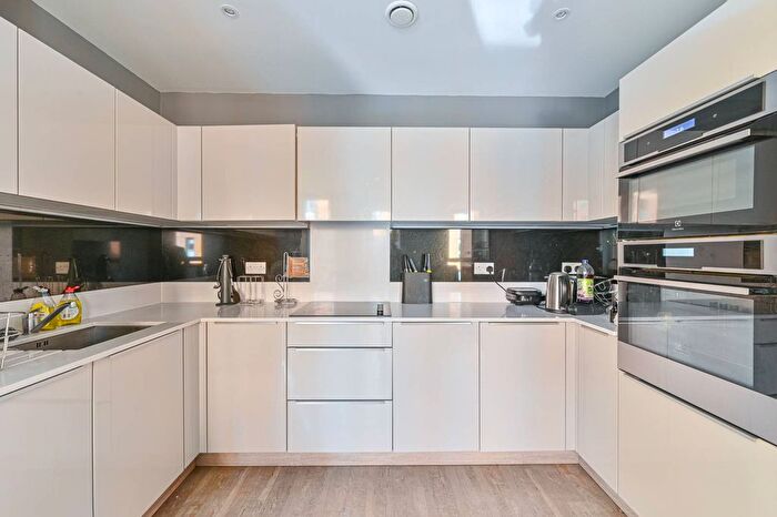 3 Bedroom Flat To Rent In Cable Walk, Greenwich, London, SE10