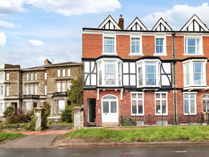 2 Bedroom Flat To Rent In Mount Ephraim, Tunbridge Wells, Kent, TN4