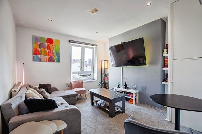 2 Bedroom Flat For Sale In Barnfield Road, London, London, SE18