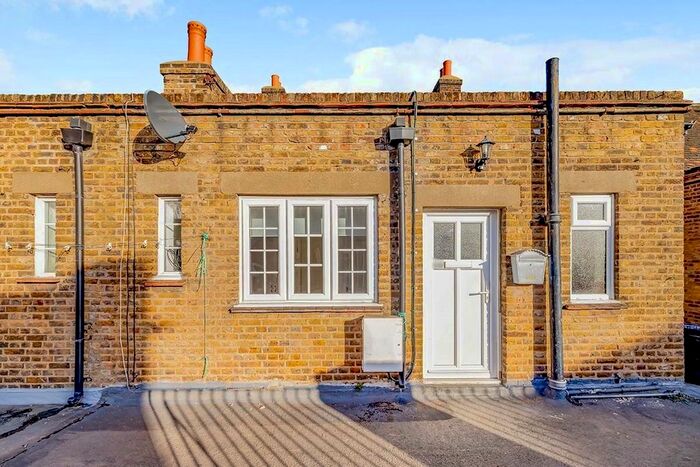 2 Bedroom Flat To Rent In High Street, Watford WD17