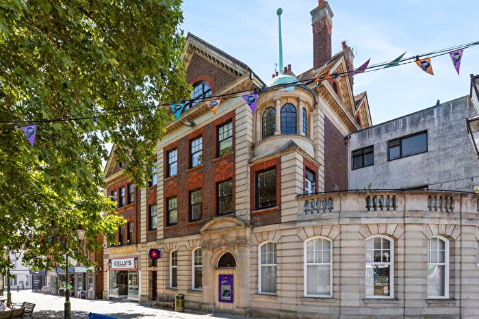 2 Bedroom Apartment For Sale In Carfax, Horsham, RH12