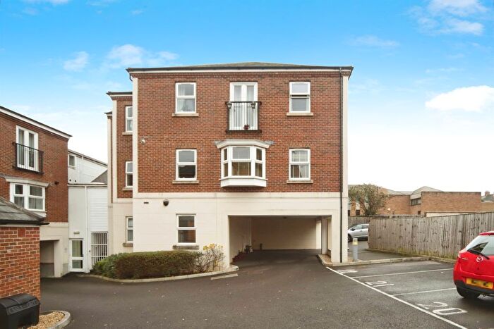 2 Bedroom Flat For Sale In East Reach, Taunton, TA1