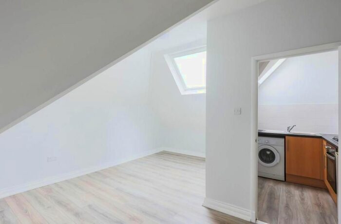 Studio To Rent In Mountview Road, Stroud Green, London, N4