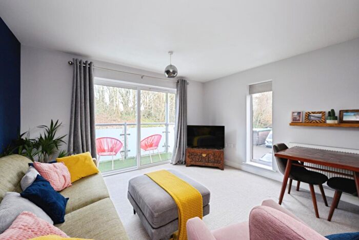 1 Bedroom Flat For Sale In Canalside, Redhill, Surrey, RH1