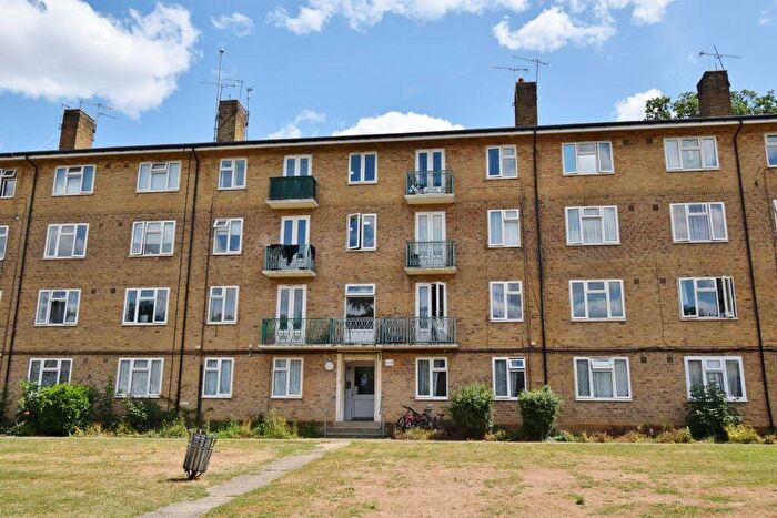 2 Bedroom Flat For Sale In Pinner Grove, Pinner, HA5