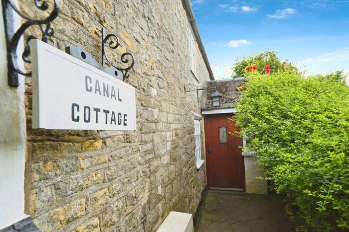 3 Bedroom Cottage For Sale In Shrivenham Road, South Marston, Swindon, SN3