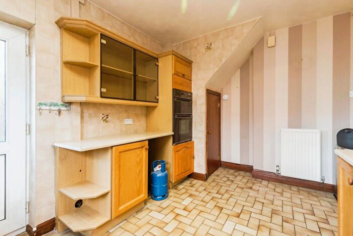 3 Bedroom Semi-Detached House For Sale In Winsor Avenue, Leyland, Lancashire, PR25