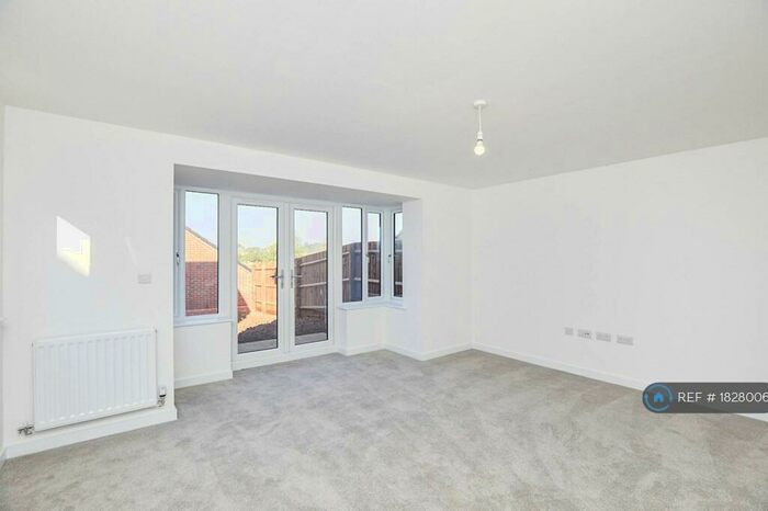 4 Bedroom Semi-Detached House To Rent In Robert Adam Road, Derby, DE22