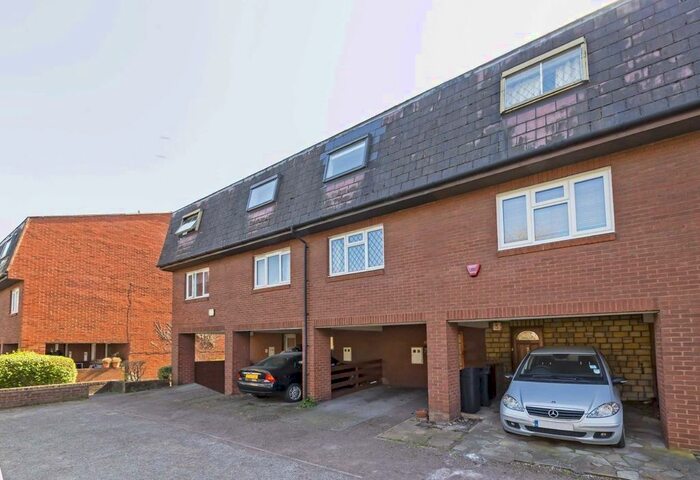 3 Bedroom Property To Rent In North Road, London, SW19