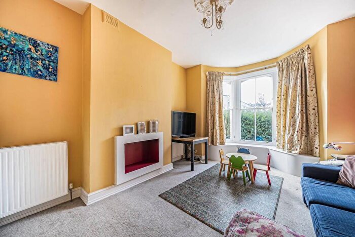 3 Bedroom Flat To Rent In Kingsgate Road, West Hampstead, London, NW6