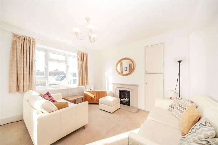 3 Bedroom Flat To Rent In Heslop Court, London, SW12