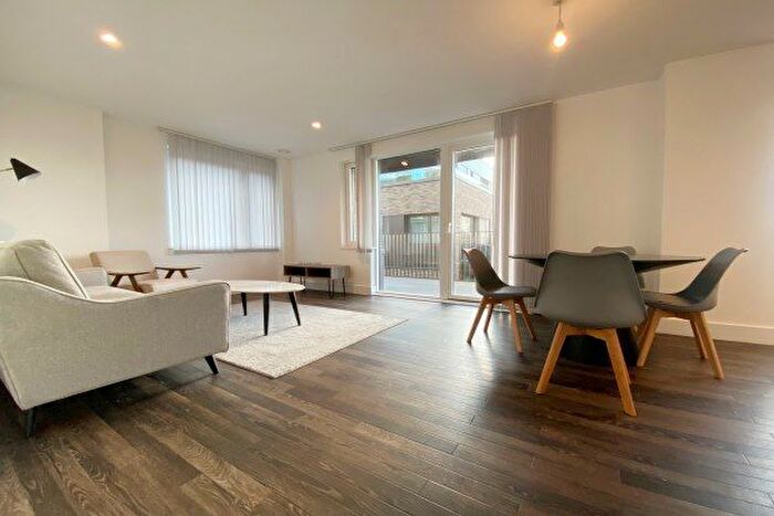 2 Bedroom Flat To Rent In Moulding Lane, London, SE14