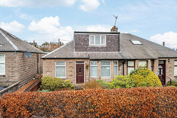 2 Bedroom Semi-detached Villa For Sale In Strathkinnes Road, Kirkcaldy, KY2