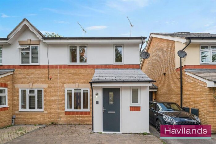 3 Bedroom Semi-Detached House To Rent In Macleod Road, Winchmore Hill, London, N21
