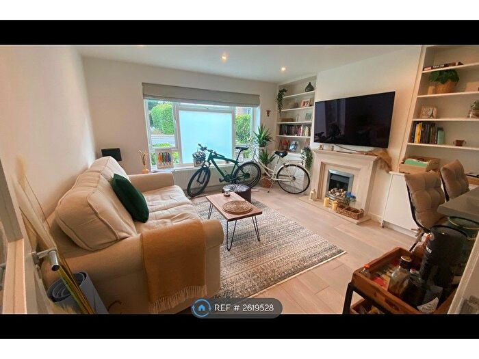 2 Bedroom Flat To Rent In Adelaide Road, Surbiton, KT6
