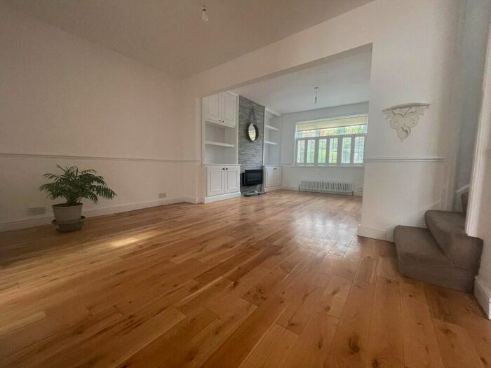 2 Bedroom Cottage To Rent In Forest Road, Ilford, London, IG6