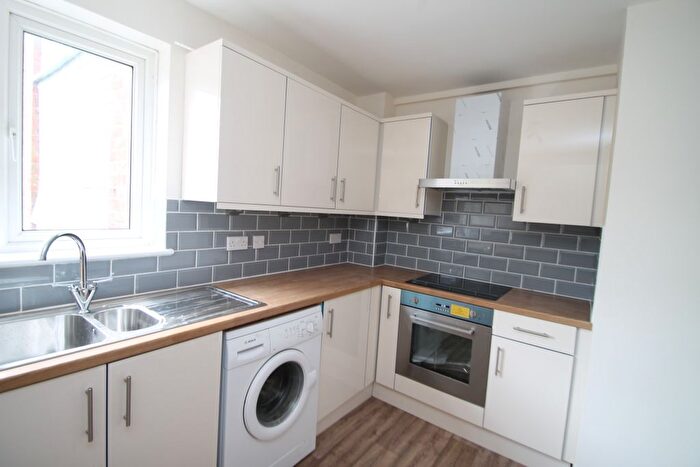 2 Bedroom Flat To Rent In Squirrels Green, Redhill, RH1