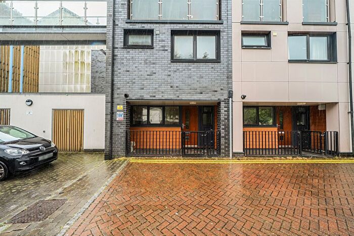 2 Bedroom Maisonette For Sale In Evenlode, Maidenhead, SL6