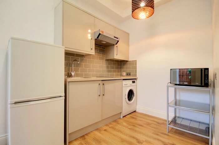 Flat To Rent In Markhouse Road, Walthamstow, London, E17