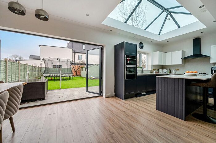 3 Bedroom Semi Detached House For Sale In Cedar Lawn Avenue, Barnet, EN5