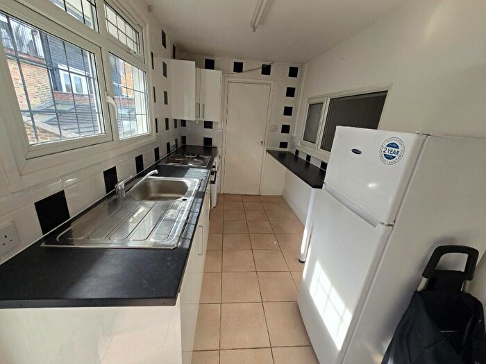 2 Bedroom Flat To Rent In Hastings Place, Croydon, London, CR0
