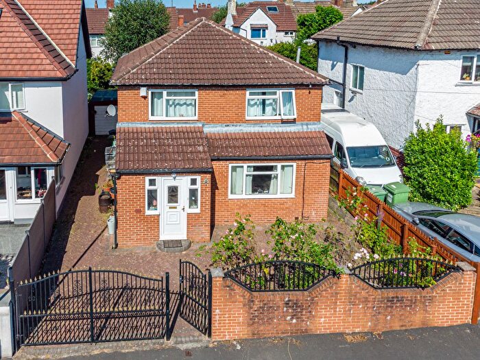 4 Bedroom Detached House For Sale In Ayresome Avenue, Leeds, LS8