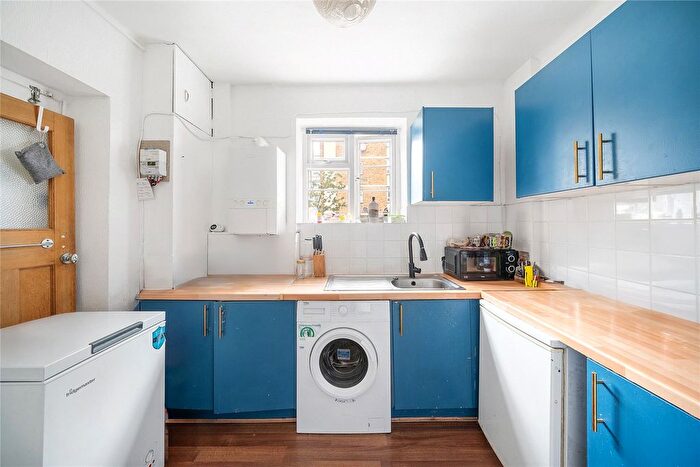 2 Bedroom Flat To Rent In Crownstone Road, London, SW2
