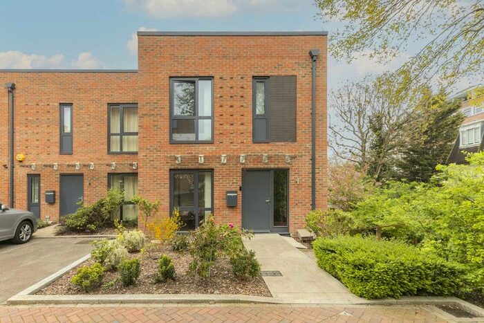 3 Bedroom Property To Rent In Pipit Drive, London, SW15