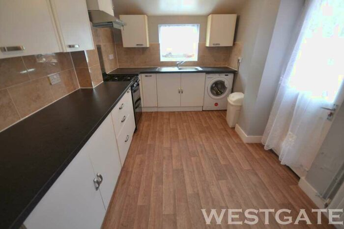 3 Bedroom Terraced House To Rent In Bishops Road, Reading, RG6