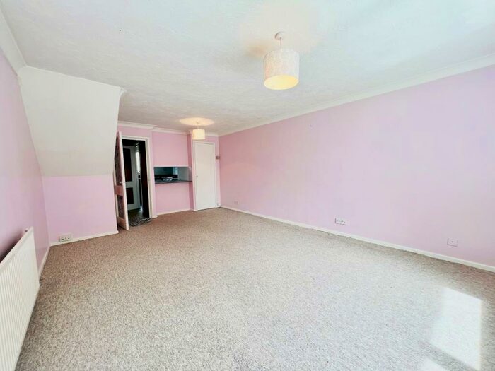 2 Bedroom Property To Rent In Tidenham Gardens, Park Hill, Croydon, Surrey, CR0