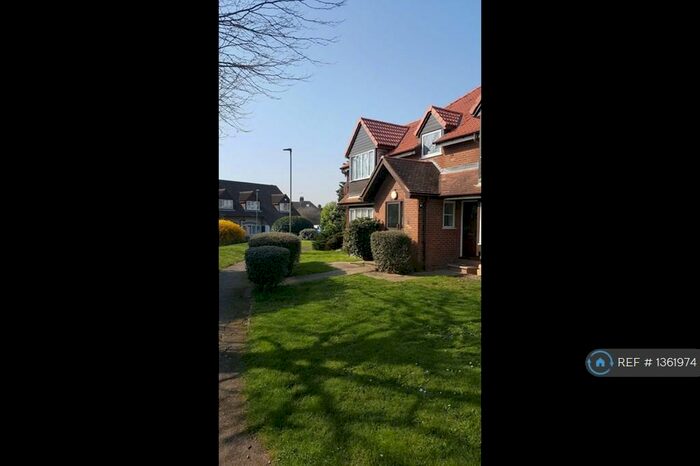 Studio To Rent In Ruthin Close, London, NW9