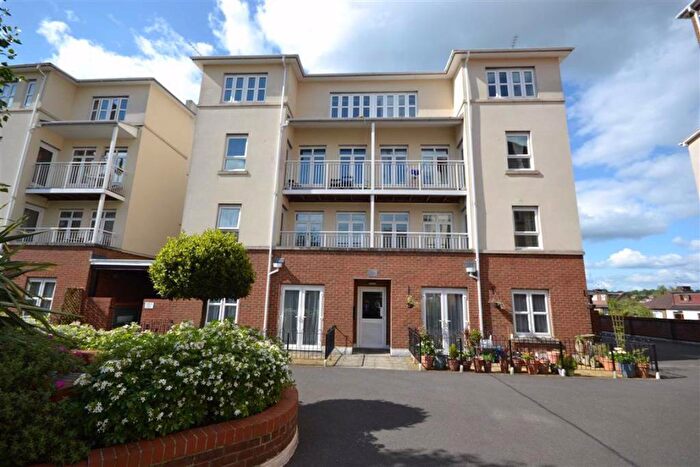 2 Bedroom Penthouse For Sale In Fitzwilliam Close, London, N20