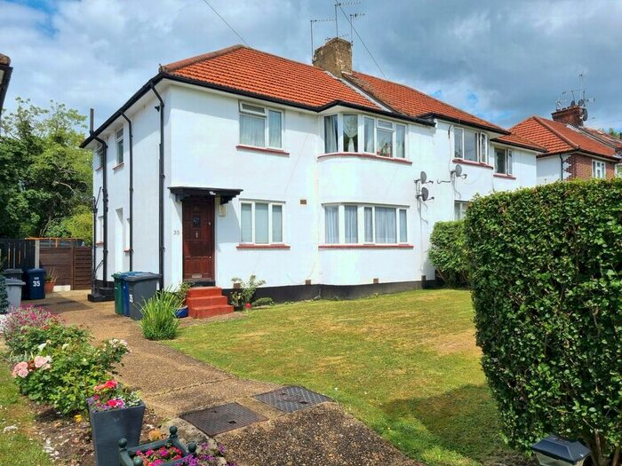 2 Bedroom Maisonette To Rent In Laleham Avenue, Mill Hill, NW7