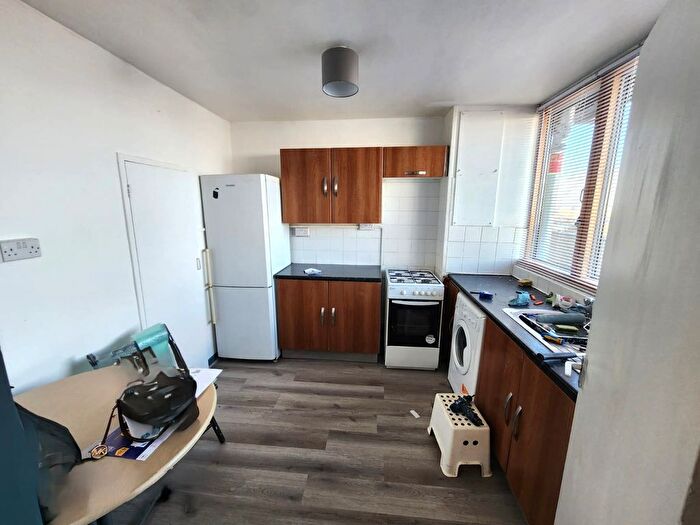2 Bedroom Flat To Rent In Barrington Road, London, SW9