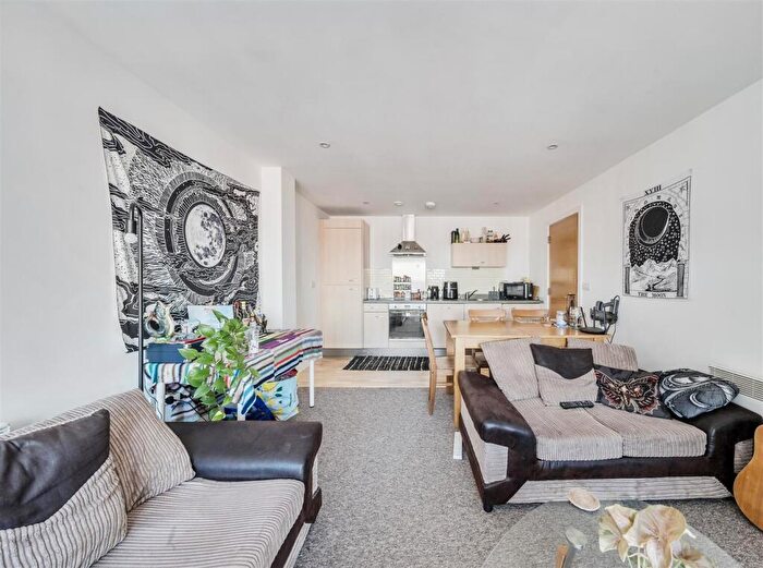 2 Bedroom Flat For Sale In Waterfront Walk, Birmingham, B1
