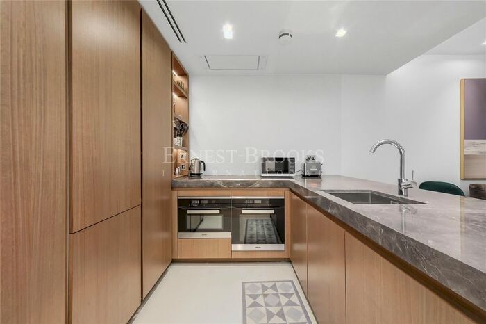 3 Bedroom Flat To Rent In Lincoln Square, Portugal Street, Holborn, WC2A