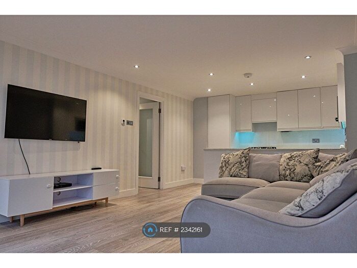 2 Bedroom Flat To Rent In Woodside Grange, London, N12