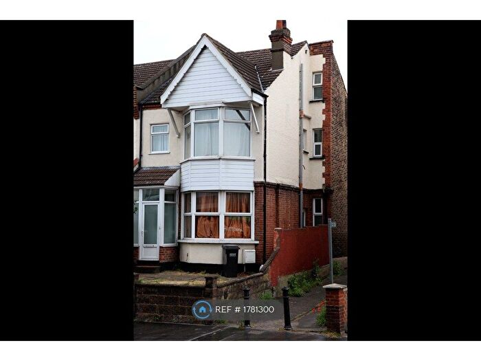 4 Bedroom Semi-Detached House To Rent In Brighton Road, Purley, CR8