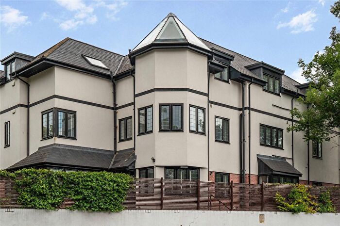 3 Bedroom Flat For Sale In High Road, Chigwell, Essex, IG7