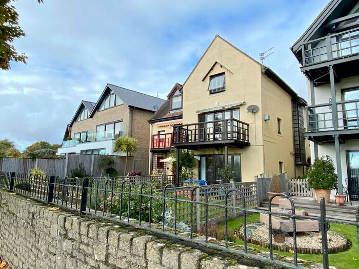 4 Bedroom Town House To Rent In Queens Avenue, Christchurch, Dorset, BH23