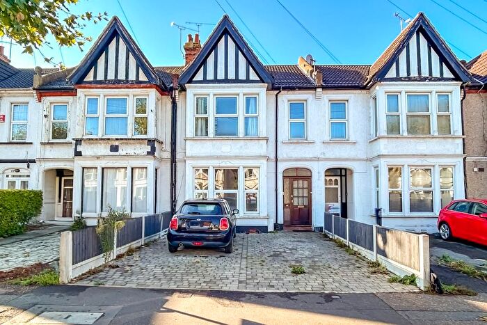 3 Bedroom Flat For Sale In Anerley Road, Westcliff-On-Sea, SS0