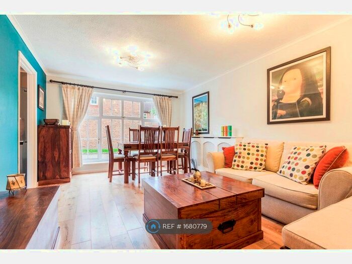 2 Bedroom Flat To Rent In Irvine Place, Virginia Water, GU25