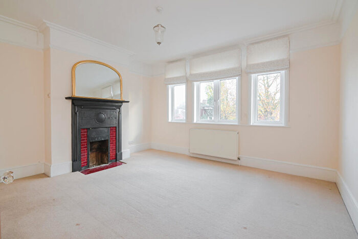 2 Bedroom Apartment To Rent In North Worple Way, SW14